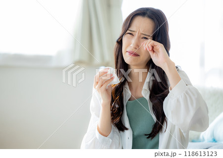 花粉症　女性　ティッシュ 118613123