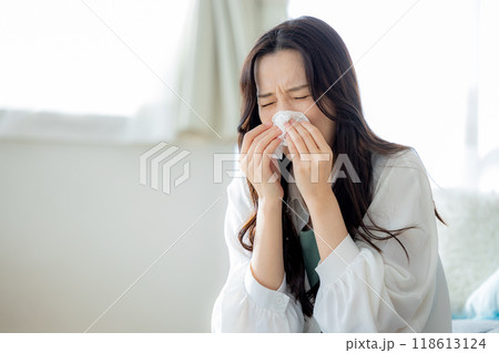 花粉症 女性 ティッシュ 花粉症 女性 ティッシュ 118613124