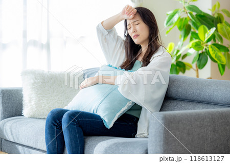 頭痛 女性 ソファ 頭痛 女性 ソファ 118613127