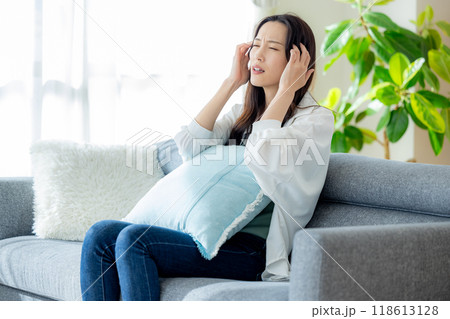 頭痛　女性 118613128