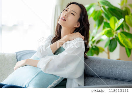 肩こり 女性 肩こり 女性 118613131