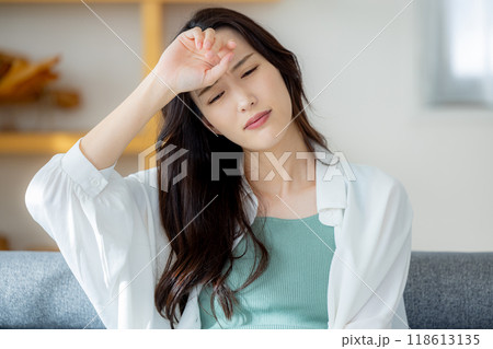 女性　頭痛 118613135