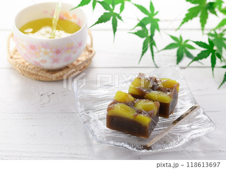 ガラスのお皿にのせた 羊羹 （ 栗蒸し羊羹 ） 118613697