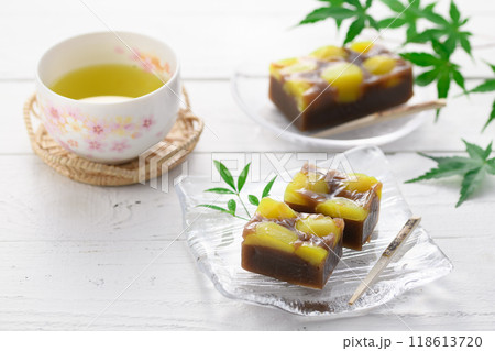 ガラスのお皿にのせた 羊羹 ( 栗蒸し羊羹 ) ガラスのお皿にのせた 羊羹 ( 栗蒸し羊羹 ) 118613720