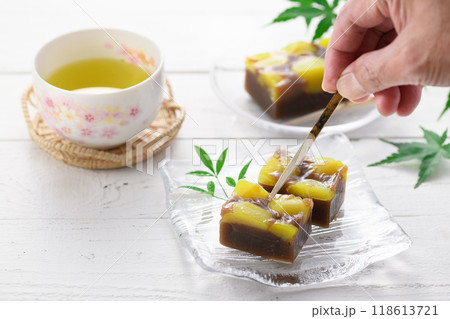 ガラスのお皿にのせた 羊羹 （ 栗蒸し羊羹 ） 118613721