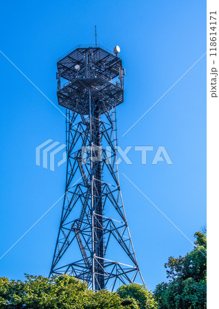 日本の横浜都市景観　中川駅前の無線中継所などを望む 118614171