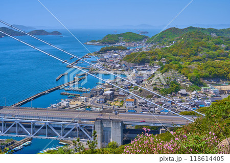 岡山県倉敷市と香川県坂出市に架かる下津井瀬戸大橋(しもついせとおおはし)越しに下津井の街並みを鷲羽山 118614405