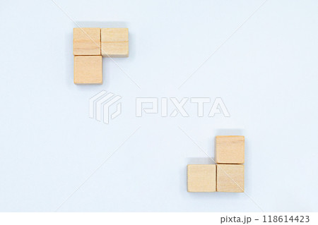 白い背景の中心にある3つの木製ブロックから成るかぎ括弧の正方形のフレーム 白い背景の中心にある3つの木製ブロックから成るかぎ括弧の正方形のフレーム 118614423