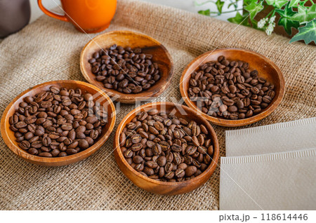 4種類の木の器に入ったコーヒー 4種類の木の器に入ったコーヒー 118614446