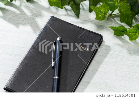 ペンと手帳2025 118614501