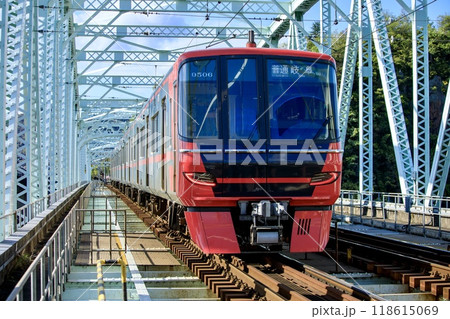 犬山橋を渡る名鉄9500系電車 118615069