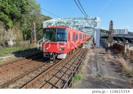 犬山橋を渡る名鉄3500系電車 118615354