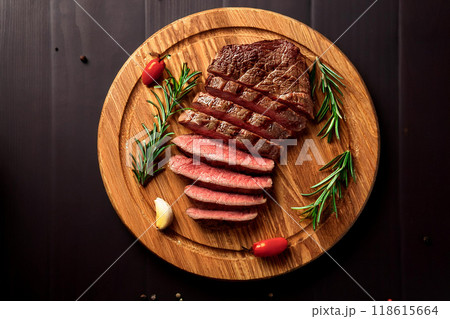 お皿に盛り付けたステーキ お皿に盛り付けたステーキ 118615664
