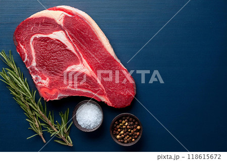 お皿に盛り付けたステーキ 118615672