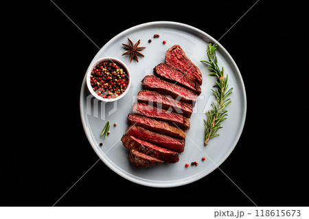 お皿に盛り付けたステーキ お皿に盛り付けたステーキ 118615673