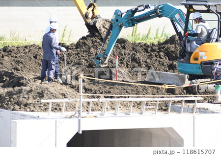 ショベルカー　柏尾川遊水池護岸工事 118615707