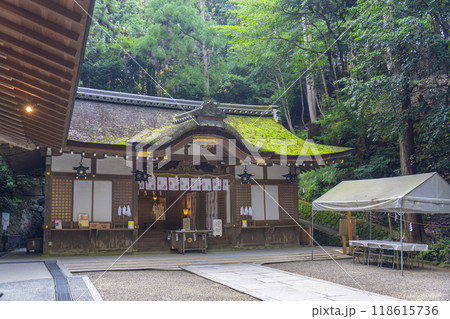 狭井神社　拝殿（奈良県桜井市三輪） 118615736