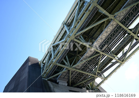 明石海峡大橋と補剛桁の底面 明石海峡大橋と補剛桁の底面 118616169