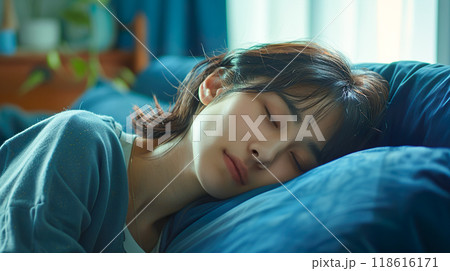 青色のソファで昼寝をする若い女性の寝顔 118616171