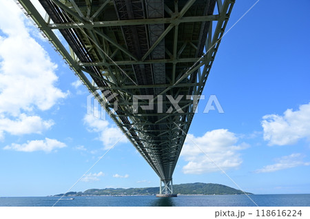 明石海峡大橋と補剛桁の底面 118616224