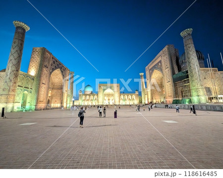 サマルカンド レギスタンス広場 夜景 ライトアップ 118616485