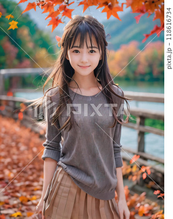 秋の紅葉の風景と笑顔の若い女性 118616734