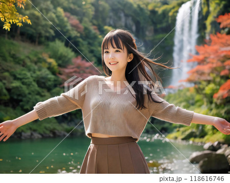 秋の紅葉の風景と笑顔の若い女性 118616746