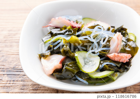 おいしいワカメとタコの酢の物 118616786