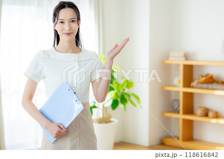 若い女性、カウンセリング、ヒアリング 若い女性、カウンセリング、ヒアリング 118616842