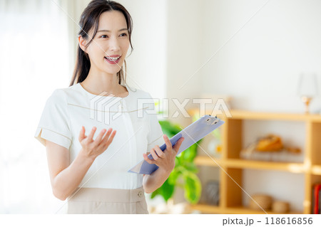 若い女性、カウンセリング、ヒアリング 118616856