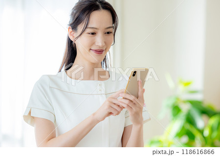 若い女性、カウンセリング、ヒアリング 若い女性、カウンセリング、ヒアリング 118616866