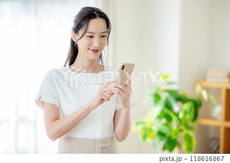 若い女性、カウンセリング、ヒアリング 若い女性、カウンセリング、ヒアリング 118616867