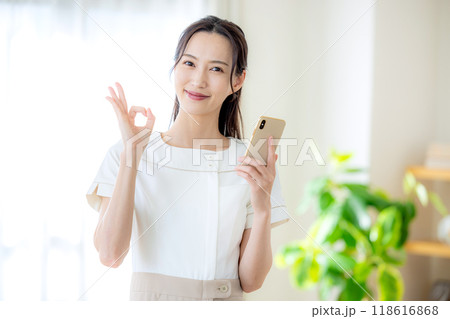 若い女性、カウンセリング、ヒアリング 若い女性、カウンセリング、ヒアリング 118616868