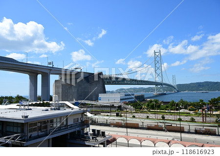 山陽本線の舞子駅と明石海峡大橋 118616923
