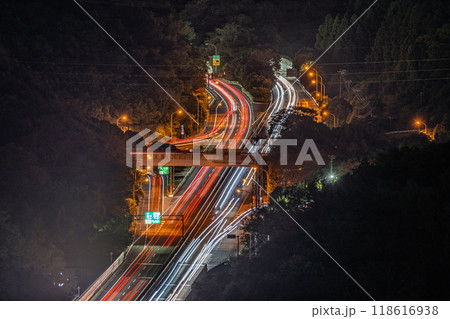 高速道路の夜景【逗子インター】横浜横須賀道路 118616938