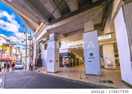 日本の川崎都市景観 9月。二子新地駅東口や商店街・駅前通り松栄会などを望む 118617456
