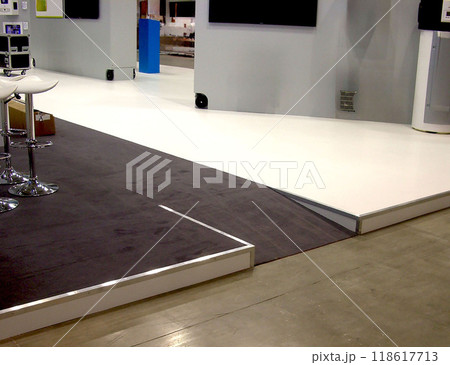 国際見本市会場 展示会場 車椅子用　ハンデキャップ  段差なし ブース 設営中 118617713