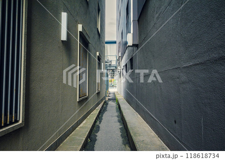 ビルの間の路地 118618734