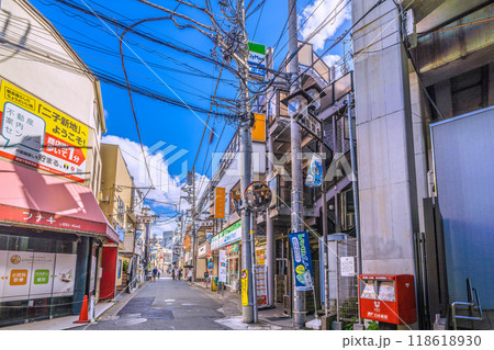 日本の川崎都市景観 9月。二子新地駅東口の商店街・駅前通り松栄会などを望む 日本の川崎都市景観 9月。二子新地駅東口の商店街・駅前通り松栄会などを望む 118618930