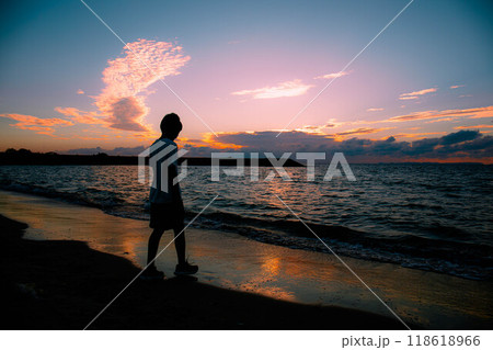 夕日を眺める少年 夕日を眺める少年 118618966