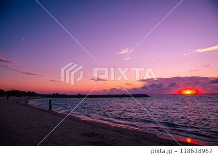 海に沈む夕日 118618967