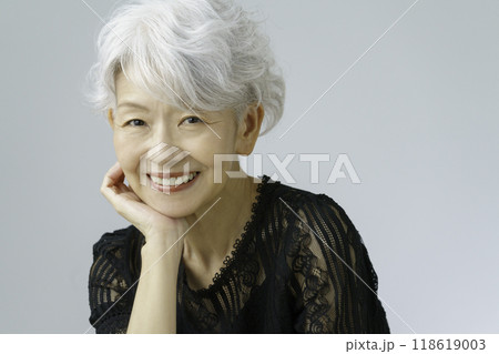 グレーヘアのシニア女性のポートレート ビューティ グレーヘアのシニア女性のポートレート ビューティ 118619003