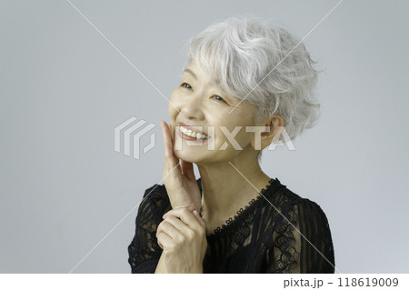 グレーヘアのシニア女性のポートレート　ビューティ 118619009