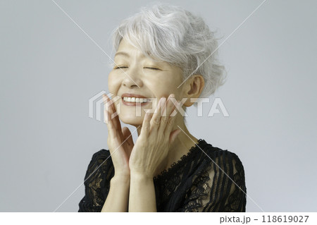 グレーヘアのシニア女性のポートレート　ビューティ 118619027
