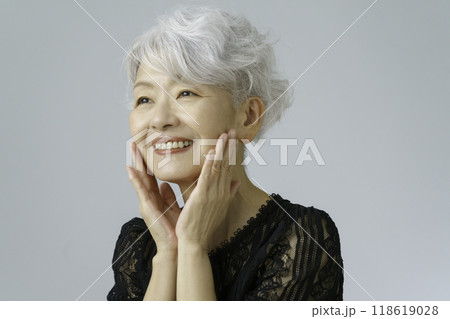 グレーヘアのシニア女性のポートレート　ビューティ 118619028