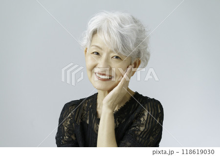 グレーヘアのシニア女性のポートレート　ビューティ 118619030