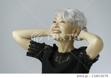 グレーヘアのシニア女性のポートレート ビューティ グレーヘアのシニア女性のポートレート ビューティ 118619276