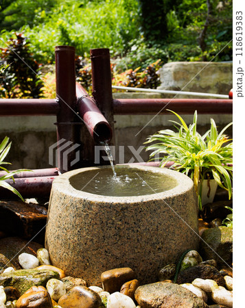 water in the japanese garden 118619383