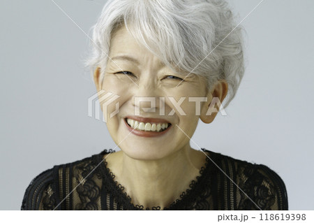 グレーヘアのシニア女性の笑顔のポートレート　ビューティ 118619398