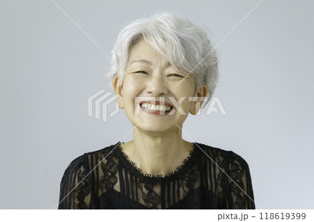 グレーヘアのシニア女性の笑顔のポートレート　ビューティ 118619399